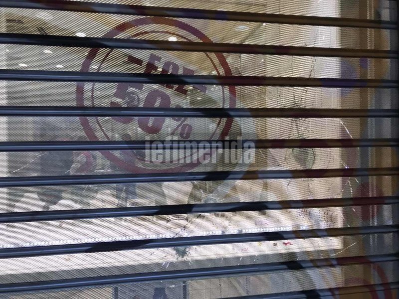 Επίθεση κουκουλοφόρων σε μαγαζιά δίπλα στο κοσμηματοπωλείο, όπου έχασε τη ζωή του ο Ζακ Κωστόπουλος | iefimerida.gr 3