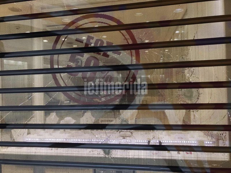 Επίθεση κουκουλοφόρων σε μαγαζιά δίπλα στο κοσμηματοπωλείο, όπου έχασε τη ζωή του ο Ζακ Κωστόπουλος | iefimerida.gr 2