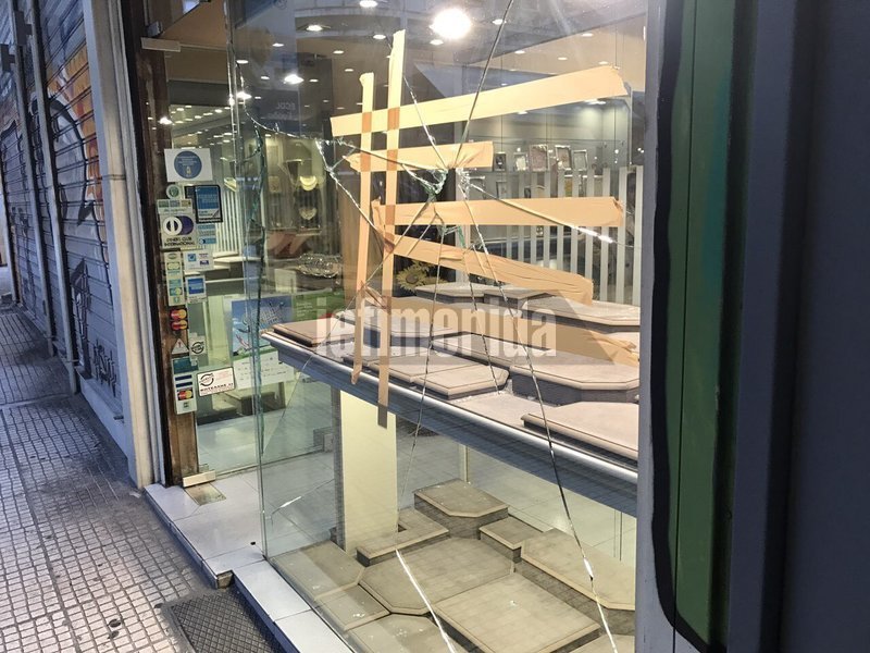 Επίθεση κουκουλοφόρων σε μαγαζιά δίπλα στο κοσμηματοπωλείο, όπου έχασε τη ζωή του ο Ζακ Κωστόπουλος | iefimerida.gr 1