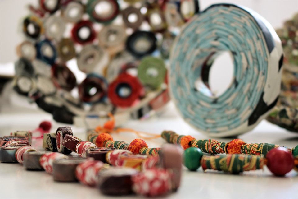 Φτιάχνουμε κοσμήματα από εφημερίδες και περιοδικά στο Πολιτιστικό Ιδρυμα Ομίλου Πειραιώς [εικόνες] | iefimerida.gr 0