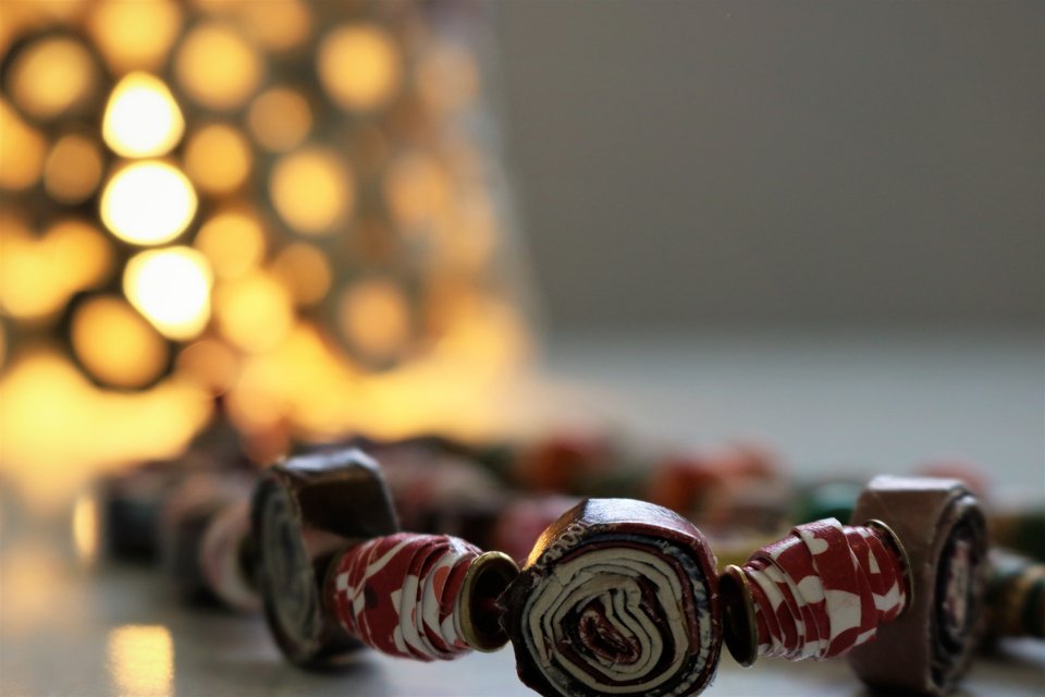 Φτιάχνουμε κοσμήματα από εφημερίδες και περιοδικά στο Πολιτιστικό Ιδρυμα Ομίλου Πειραιώς [εικόνες] | iefimerida.gr 1