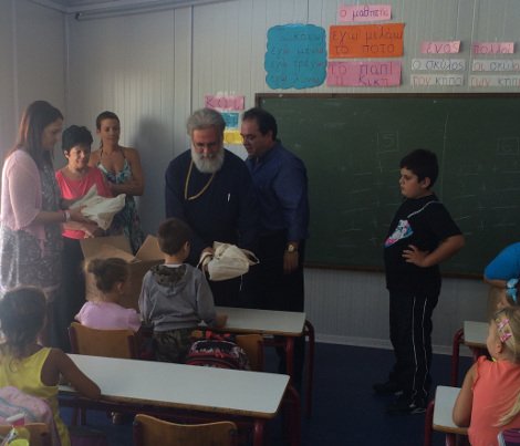 Ο Μητροπολίτης Ιλίου μοίρασε δώρα της «Αποστολής» σε παιδιά του Δημοτικού [εικόνες] | iefimerida.gr 0