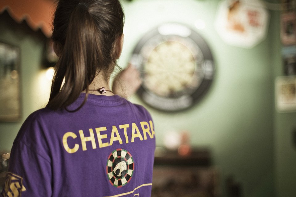 H νεαρή Ελληνίδα που ψαρώνει όλους τους άντρες στα βελάκια και τη φωνάζουν «Η Ρομπέν των Αθηνών» [εικόνες] | iefimerida.gr 0