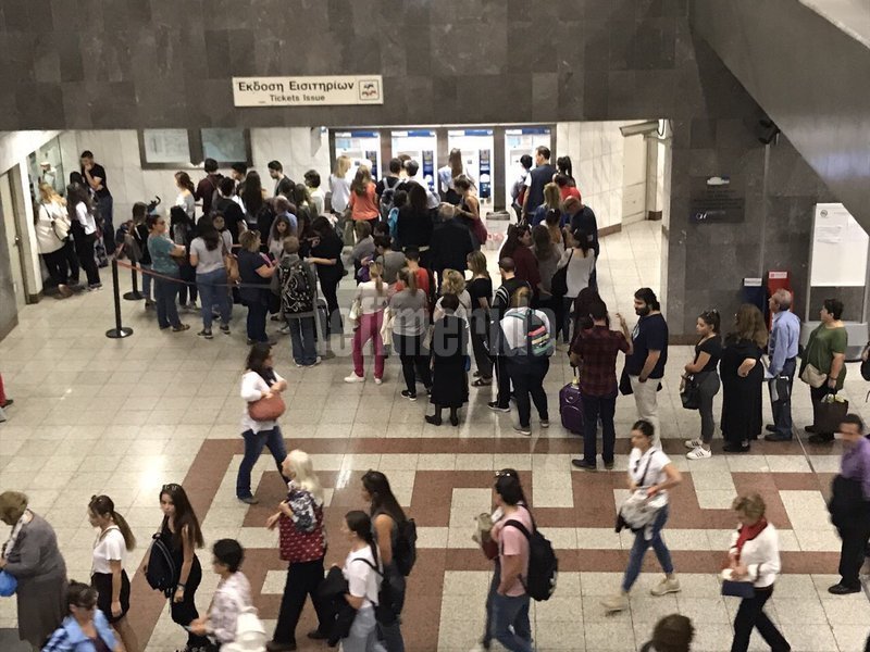 Απίστευτη ταλαιπωρία στο Μετρό Συντάγματος -Πρωτοφανείς ουρές στα εκδοτήρια εισιτηρίων [εικόνες] | iefimerida.gr 5