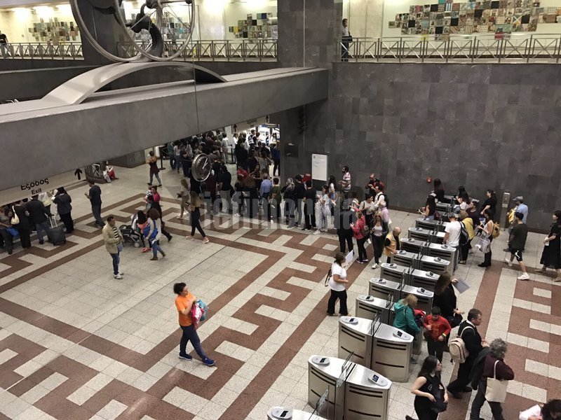 Απίστευτη ταλαιπωρία στο Μετρό Συντάγματος -Πρωτοφανείς ουρές στα εκδοτήρια εισιτηρίων [εικόνες] | iefimerida.gr 6