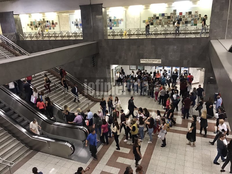 Απίστευτη ταλαιπωρία στο Μετρό Συντάγματος -Πρωτοφανείς ουρές στα εκδοτήρια εισιτηρίων [εικόνες] | iefimerida.gr 7