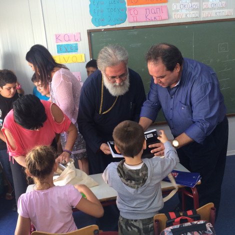 Ο Μητροπολίτης Ιλίου μοίρασε δώρα της «Αποστολής» σε παιδιά του Δημοτικού [εικόνες] | iefimerida.gr 1
