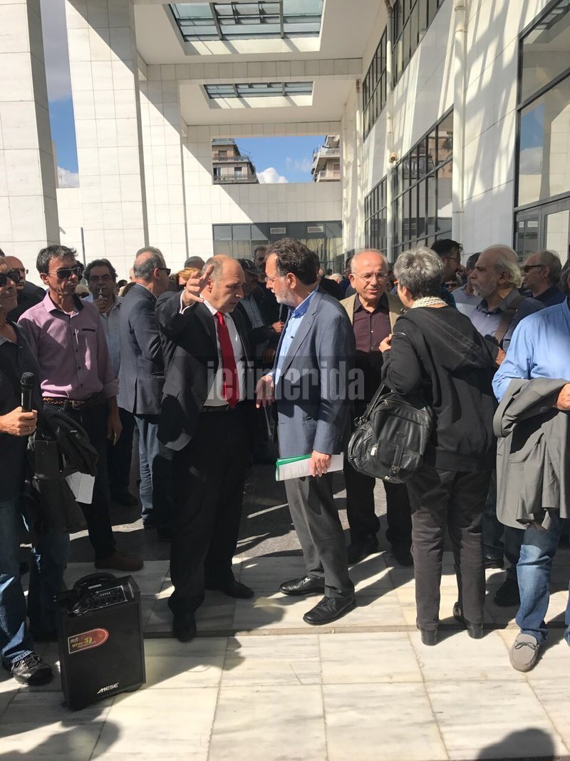 Ο Λαφαζάνης πήγε να απολογηθεί μαζί με έναν... στρατό ακολούθων -«Διώξεις κατασκευασμένες από την κυβέρνηση» | iefimerida.gr 3