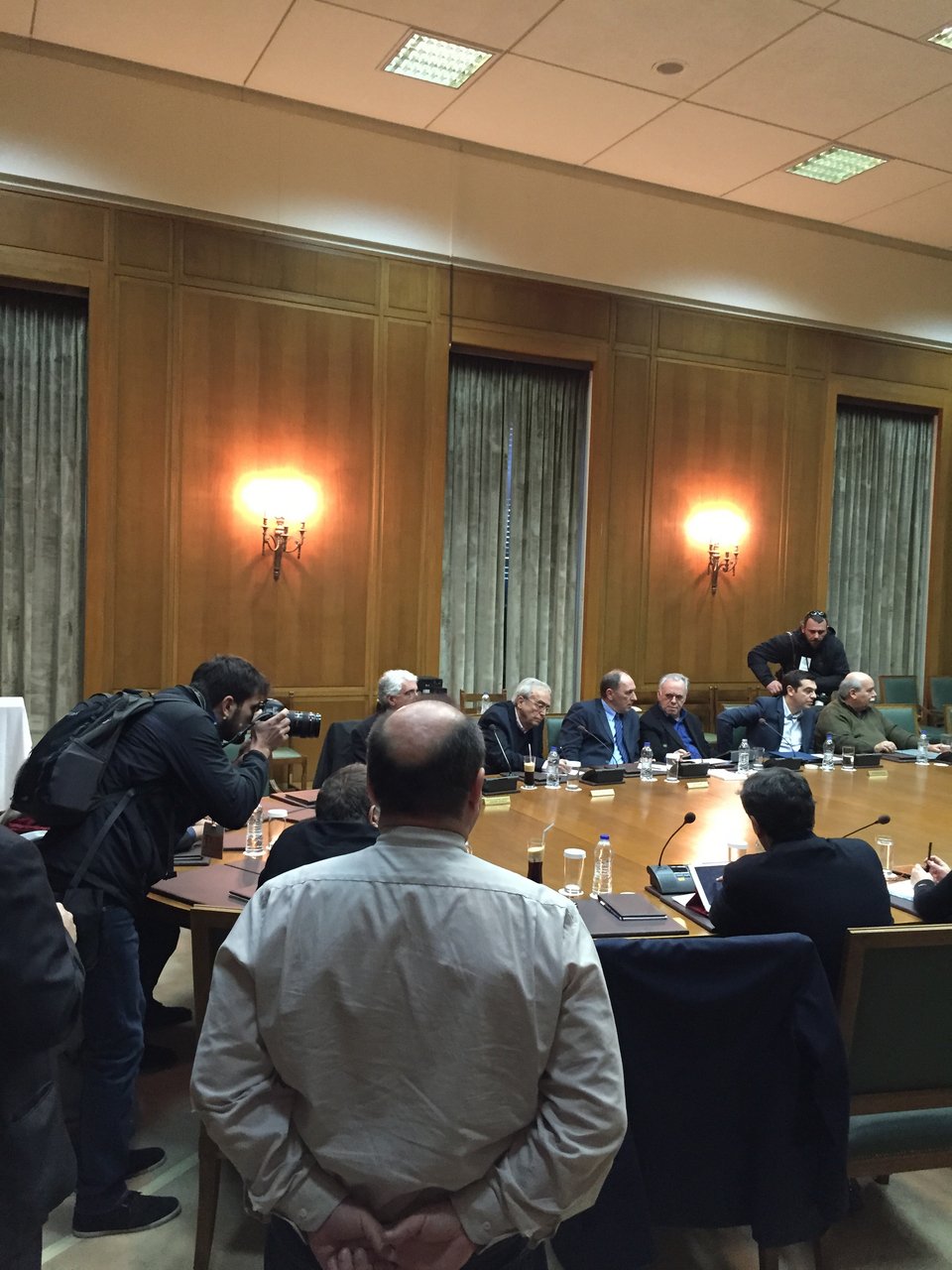 Δραματική σύσκεψη Τσίπρα – υπουργών: Εχει μερικές ώρες για να φέρει μέτρα | iefimerida.gr 3