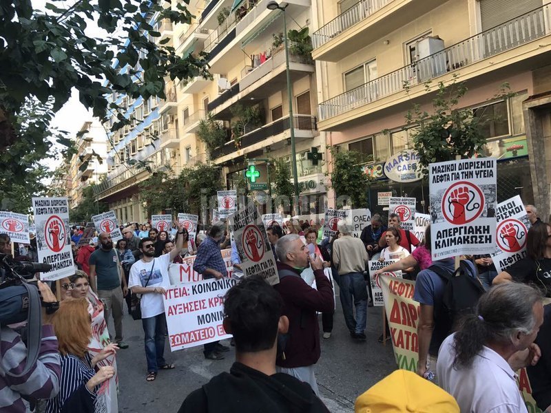 Ενταση στη διαμαρτυρία της ΠΟΕΔΗΝ στο υπ. Υγείας -Σπρώξιμο στην είσοδο, ζητούσαν συνάντηση με ηγεσία οι νοσηλευτές [εικόνες & βίντεο] | iefimerida.gr 9