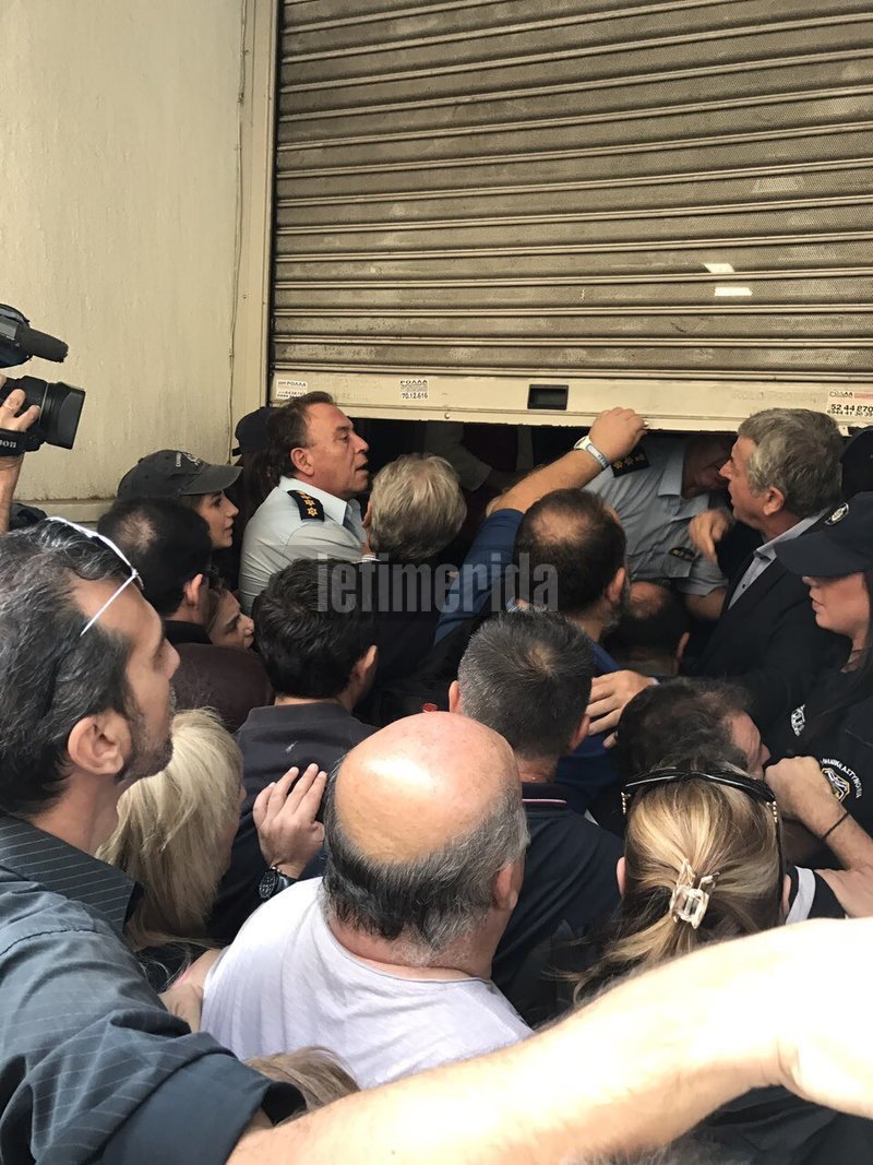 Ενταση στη διαμαρτυρία της ΠΟΕΔΗΝ στο υπ. Υγείας -Σπρώξιμο στην είσοδο, ζητούσαν συνάντηση με ηγεσία οι νοσηλευτές [εικόνες & βίντεο] | iefimerida.gr 2