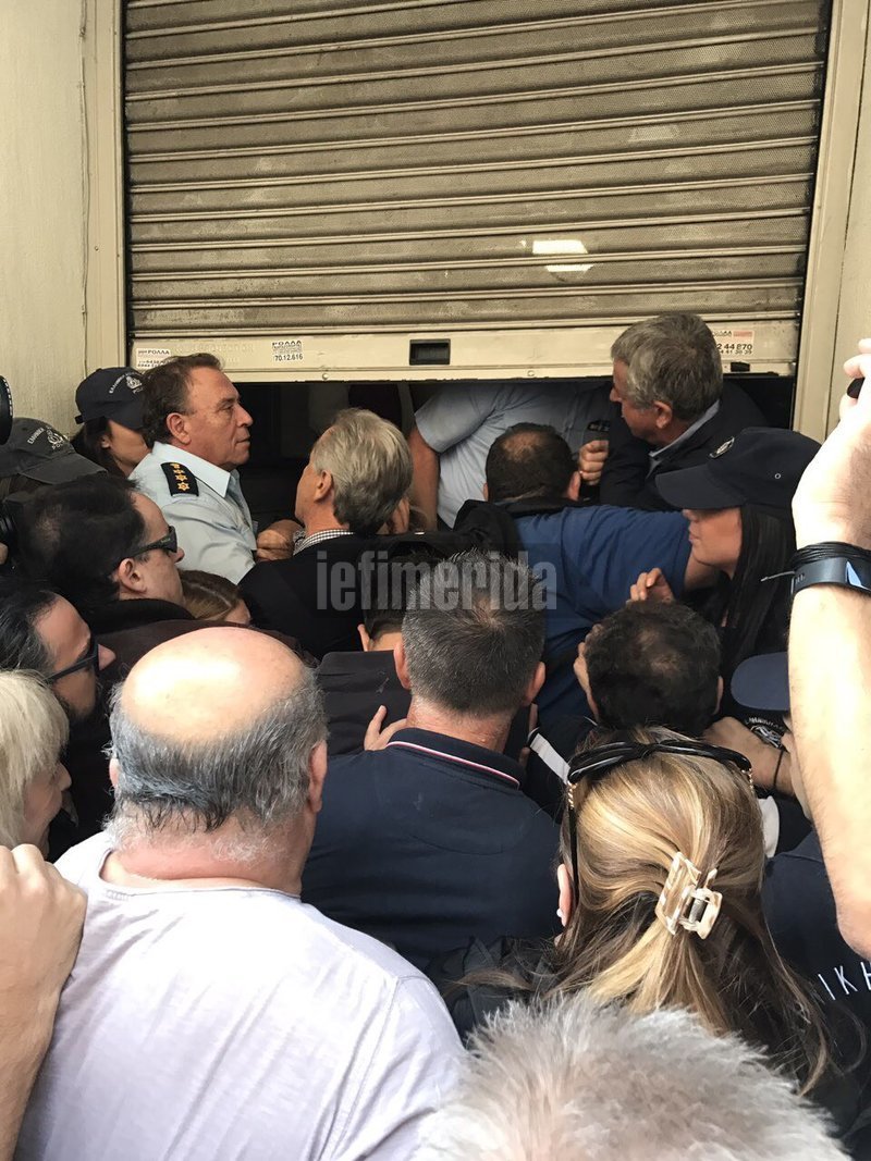 Ενταση στη διαμαρτυρία της ΠΟΕΔΗΝ στο υπ. Υγείας -Σπρώξιμο στην είσοδο, ζητούσαν συνάντηση με ηγεσία οι νοσηλευτές [εικόνες & βίντεο] | iefimerida.gr 3