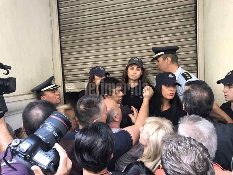 Ενταση στη διαμαρτυρία της ΠΟΕΔΗΝ στο υπ. Υγείας -Σπρώξιμο στην είσοδο, ζητούσαν συνάντηση με ηγεσία οι νοσηλευτές [εικόνες & βίντεο] | iefimerida.gr 1