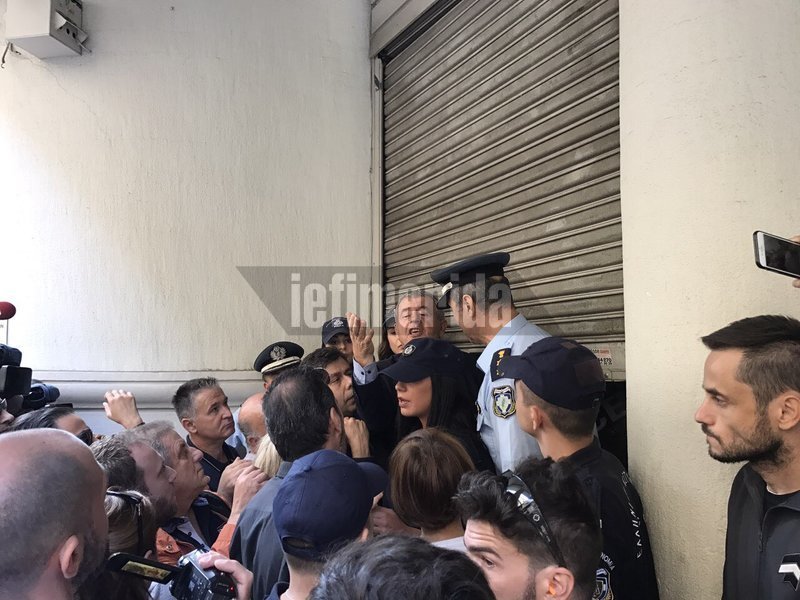 Ενταση στη διαμαρτυρία της ΠΟΕΔΗΝ στο υπ. Υγείας -Σπρώξιμο στην είσοδο, ζητούσαν συνάντηση με ηγεσία οι νοσηλευτές [εικόνες & βίντεο] | iefimerida.gr 0