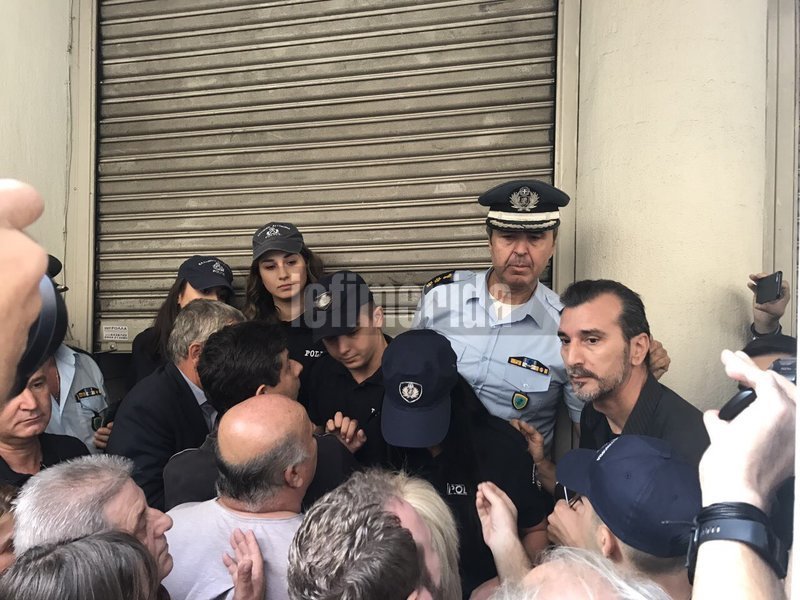 Ενταση στη διαμαρτυρία της ΠΟΕΔΗΝ στο υπ. Υγείας -Σπρώξιμο στην είσοδο, ζητούσαν συνάντηση με ηγεσία οι νοσηλευτές [εικόνες & βίντεο] | iefimerida.gr 4