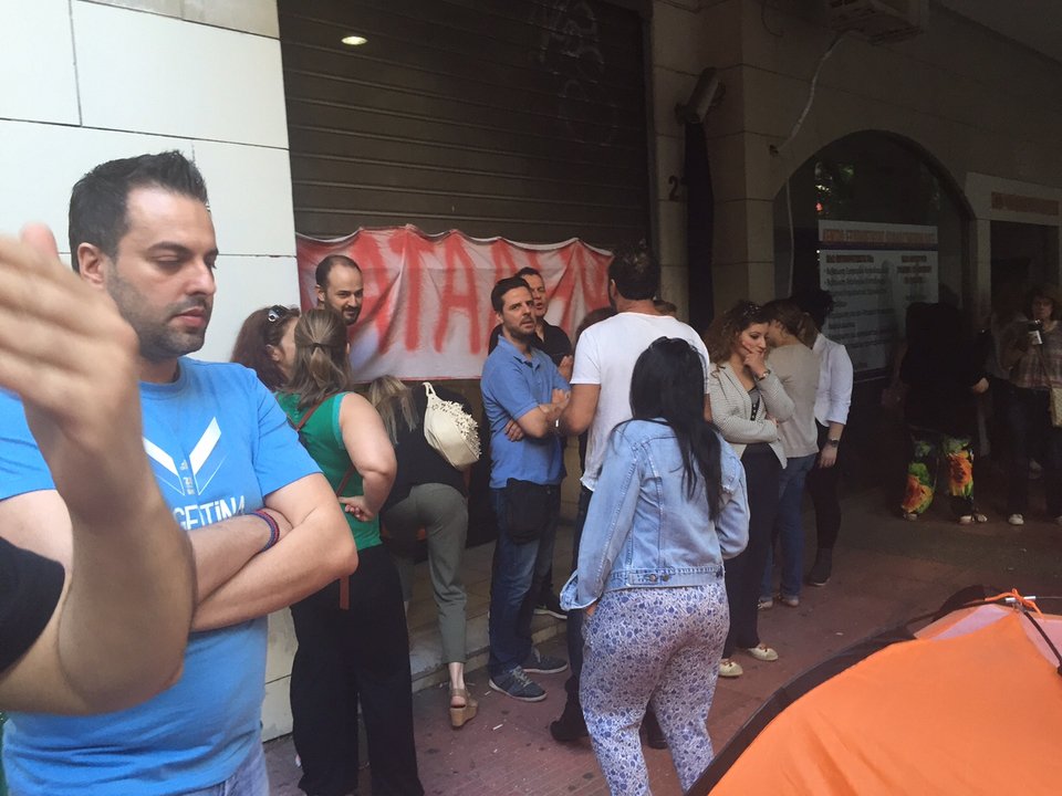 Κατάληψη ολόκληρου του κτιρίου του ΟΑΕΕ από τους απολυμένους συμβασιούχους [εικόνες] | iefimerida.gr 0