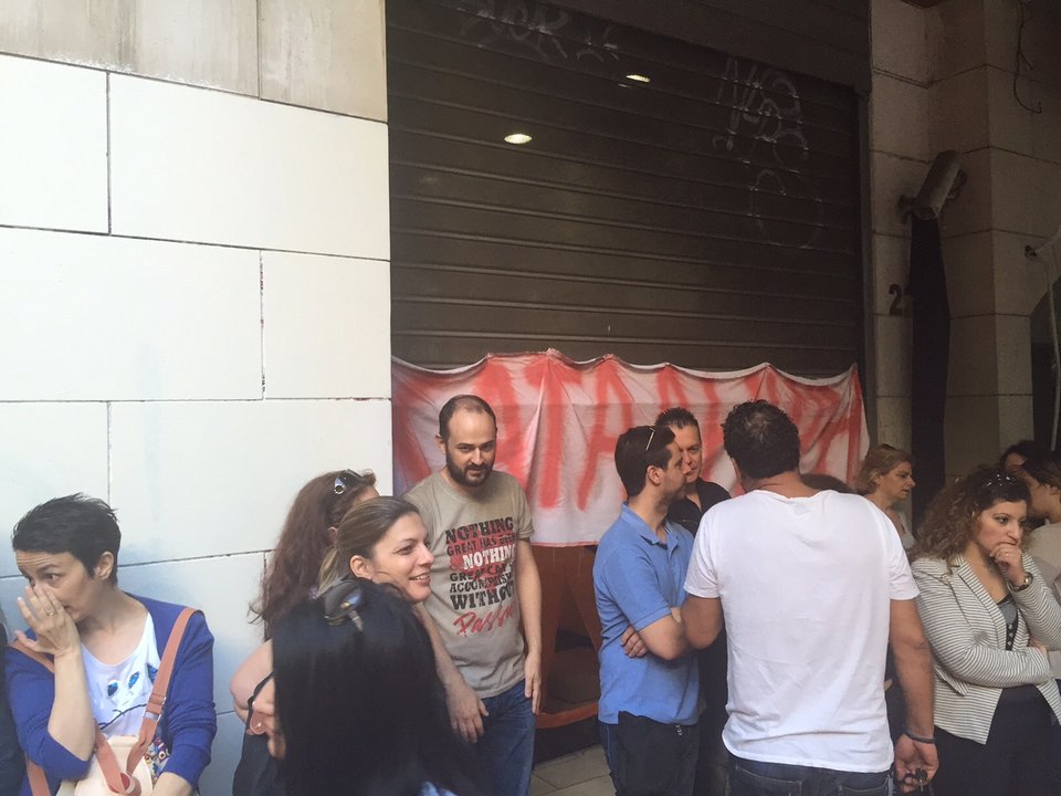 Κατάληψη ολόκληρου του κτιρίου του ΟΑΕΕ από τους απολυμένους συμβασιούχους [εικόνες] | iefimerida.gr 1