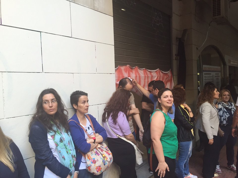 Κατάληψη ολόκληρου του κτιρίου του ΟΑΕΕ από τους απολυμένους συμβασιούχους [εικόνες] | iefimerida.gr 2