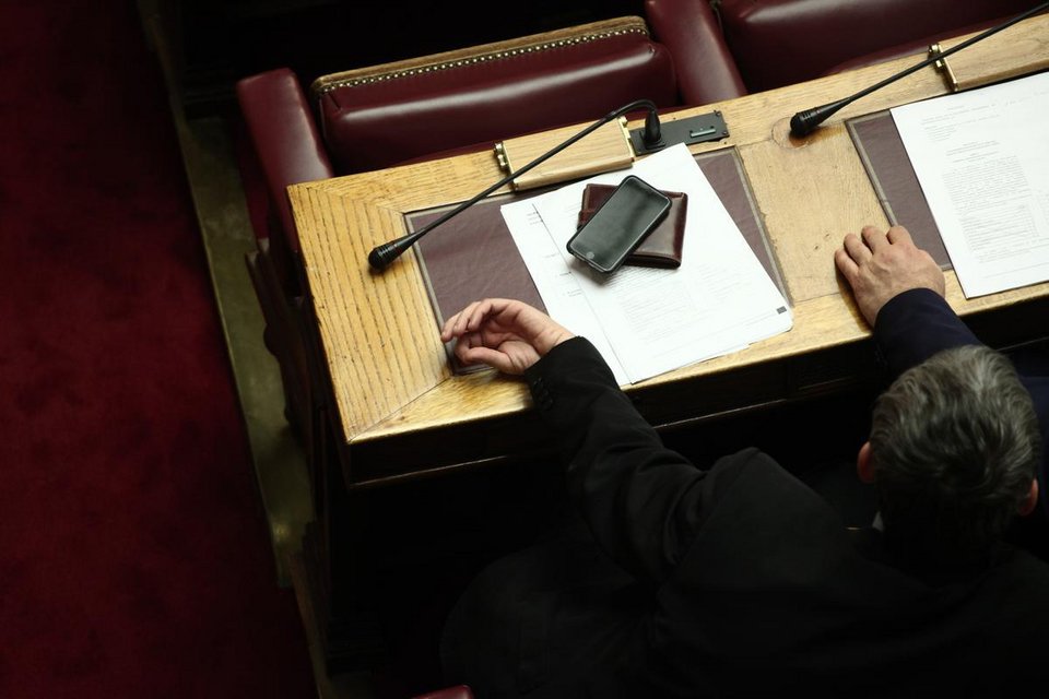 Kαι δεν περνούν οι ώρες: Οσα έγιναν στη Βουλή περιμένοντας την ψήφιση του νομοσχεδίου Μπαλτά [εικόνες] | iefimerida.gr 8