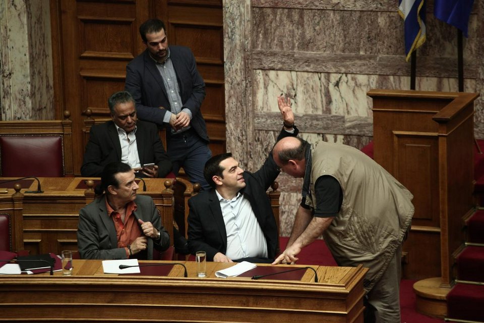 Kαι δεν περνούν οι ώρες: Οσα έγιναν στη Βουλή περιμένοντας την ψήφιση του νομοσχεδίου Μπαλτά [εικόνες] | iefimerida.gr 1