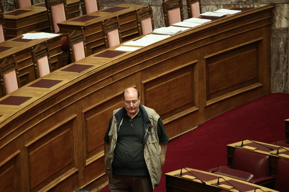 Kαι δεν περνούν οι ώρες: Οσα έγιναν στη Βουλή περιμένοντας την ψήφιση του νομοσχεδίου Μπαλτά [εικόνες] | iefimerida.gr 7