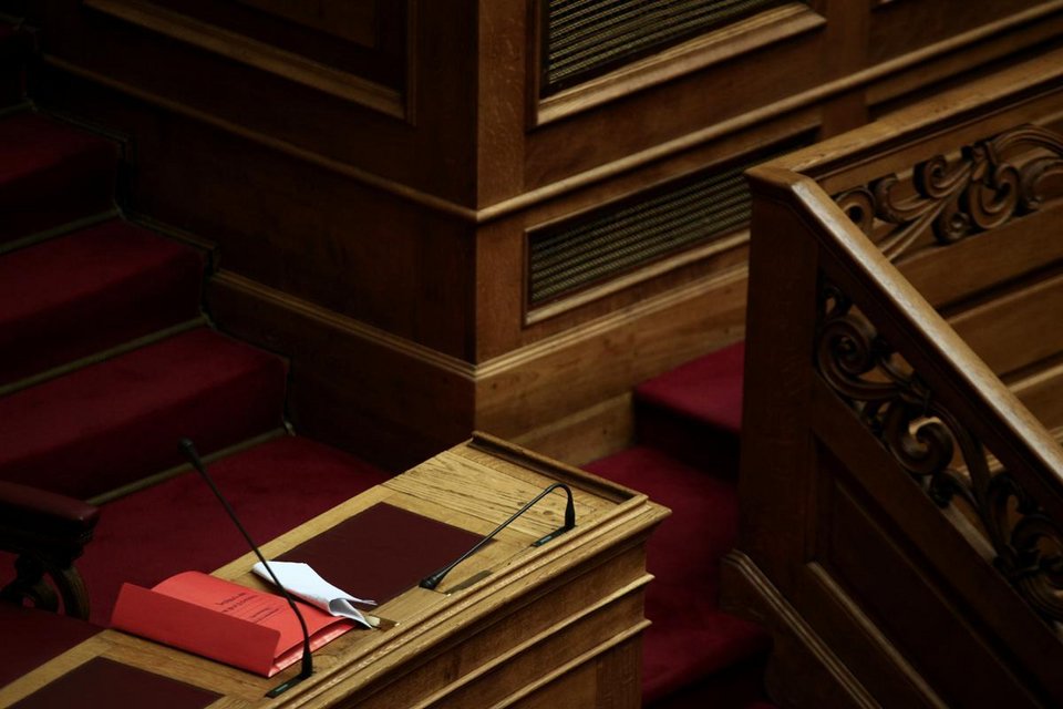 Kαι δεν περνούν οι ώρες: Οσα έγιναν στη Βουλή περιμένοντας την ψήφιση του νομοσχεδίου Μπαλτά [εικόνες] | iefimerida.gr 9