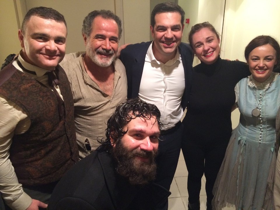 Ο Τσίπρας ξαναπήγε θέατρο με την Περιστέρα – Είδε το «Εγκλημα και τιμωρία» [εικόνες] | iefimerida.gr 2