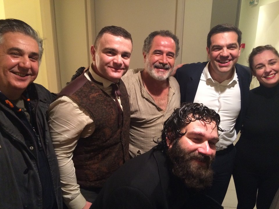 Ο Τσίπρας ξαναπήγε θέατρο με την Περιστέρα – Είδε το «Εγκλημα και τιμωρία» [εικόνες] | iefimerida.gr 1