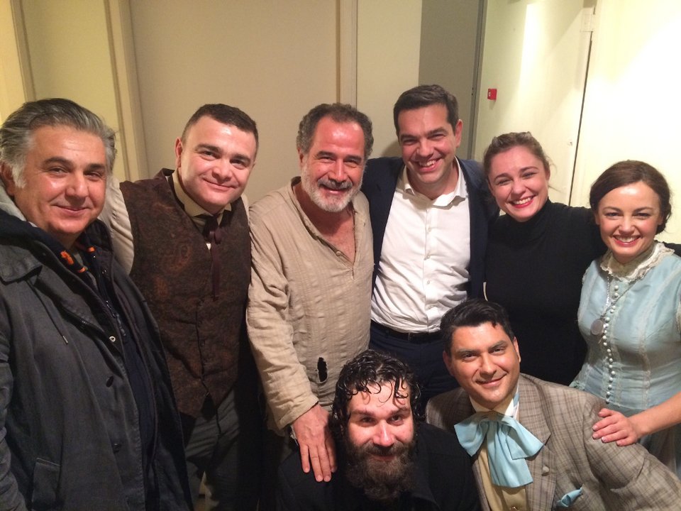 Ο Τσίπρας ξαναπήγε θέατρο με την Περιστέρα – Είδε το «Εγκλημα και τιμωρία» [εικόνες] | iefimerida.gr 0