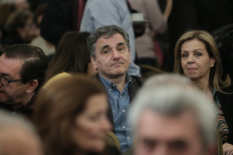 O Ευκλείδης Τσακαλώτος αναμένει την ομιλία του πρωθυπουργού / Φωτογραφία: SOOC