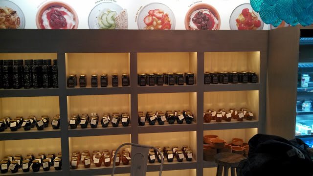 Το ελληνικό γιαουρτάδικο του Μπέβερλι Χιλς που έχει γίνει ένα από τα αγαπημένα στέκια της πόλης [εικόνες]  | iefimerida.gr 4