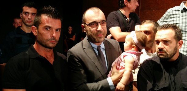 Με χειροπέδες στην ορκωμοσία του ο Ηλιόπουλος -Επεισόδια και δακρυγόνα έξω από τον χώρο της τελετής [εικόνες & βίντεο] | iefimerida.gr 3