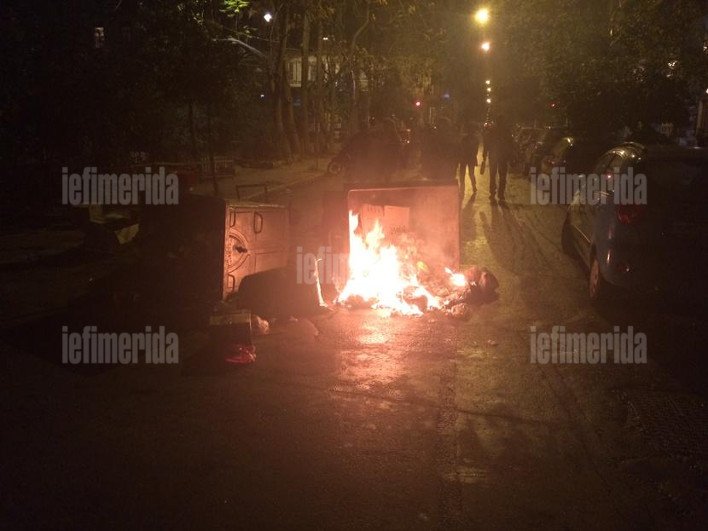 Πήραν «φωτιά» τα Εξάρχεια για τον Ρωμανό  -Φωτιές και καταστροφές [εικόνες & βίντεο] | iefimerida.gr 4