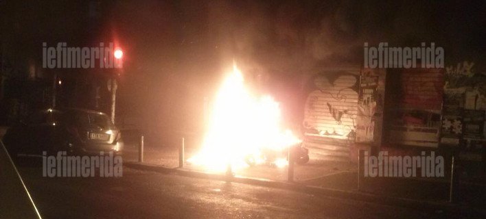 Πήραν «φωτιά» τα Εξάρχεια για τον Ρωμανό  -Φωτιές και καταστροφές [εικόνες & βίντεο] | iefimerida.gr 7