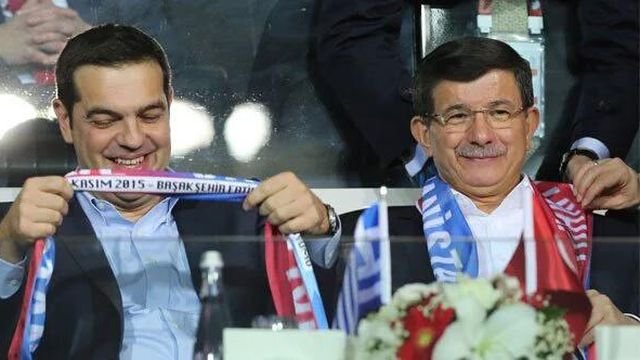 Τσίπρας-Νταβούτογλου με κασκόλ των δύο χωρών παρακολούθησαν το Τουρκία-Ελλάδα [εικόνες & βίντεο] | iefimerida.gr 0