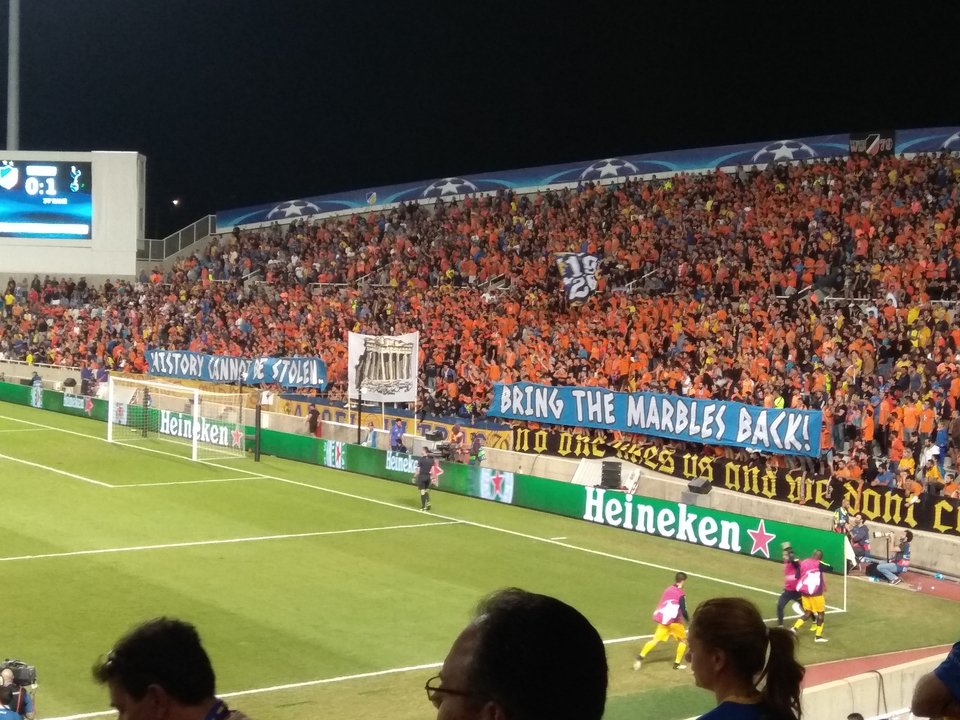 Κύπρος: Οπαδοί του ΑΠΟΕΛ σήκωσαν πανό για την επιστροφή των Γλυπτών του Παρθενώνα [εικόνα] | iefimerida.gr 0