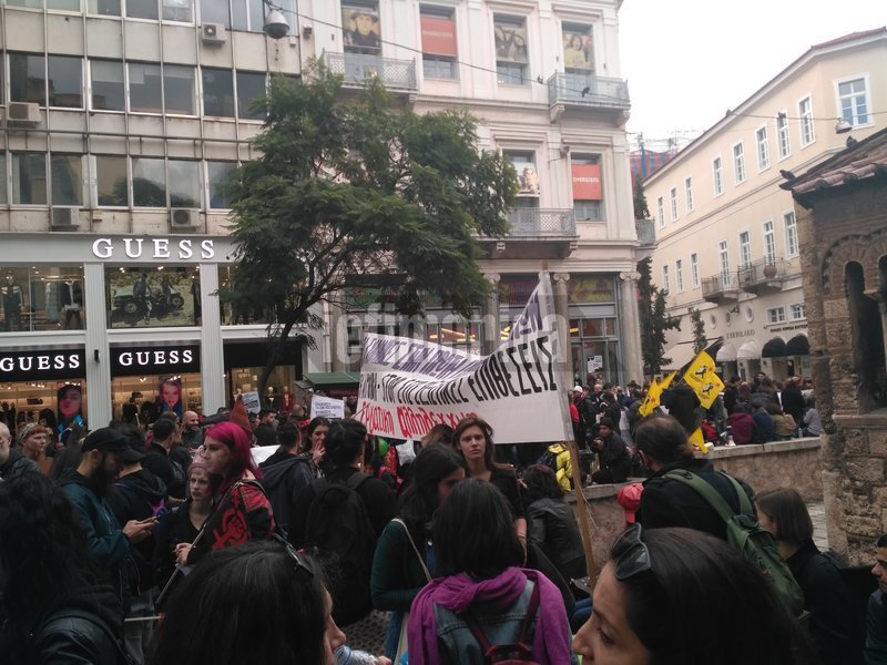 Πορεία κατά του σεξισμού και του ρατσισμού -Διαδηλωτές ξάπλωσαν εκεί που ξεψύχησε ο Ζακ | iefimerida.gr 0