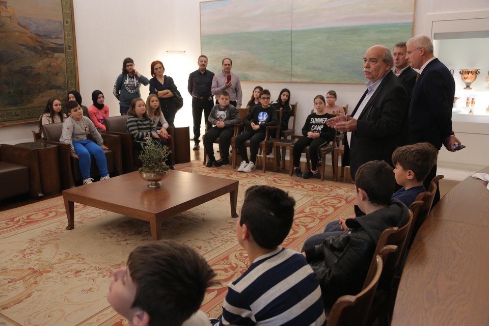 Τη Βουλή των Ελλήνων επισκέφθηκαν μαθητές από τέσσερα μειονοτικά δημοτικά σχολεία της ορεινής Ροδόπης, συνοδευόμενοι από δασκάλους τους