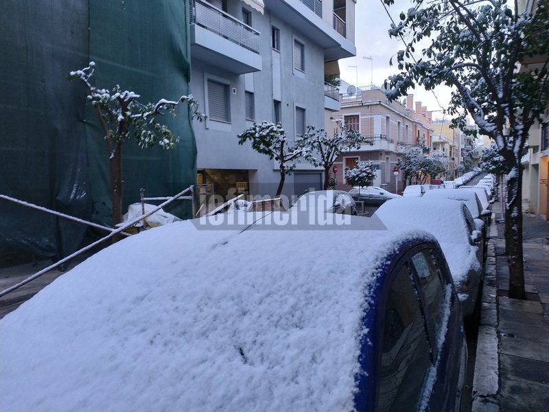 Aσπρισμένα αυτοκίνητα πέριξ της πλατείας Βαρνάβα / Φωτογραφία: iefimerida