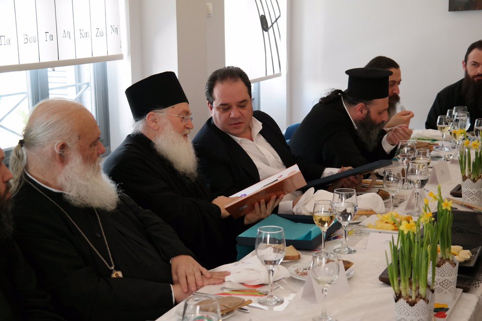 Ο Αρχιεπίσκοπος Ιερώνυμος μαζί με τον Γέροντα Εφραίμ στο Κέντρο Φροντίδας Παιδιού της «Αποστολής» | iefimerida.gr 3