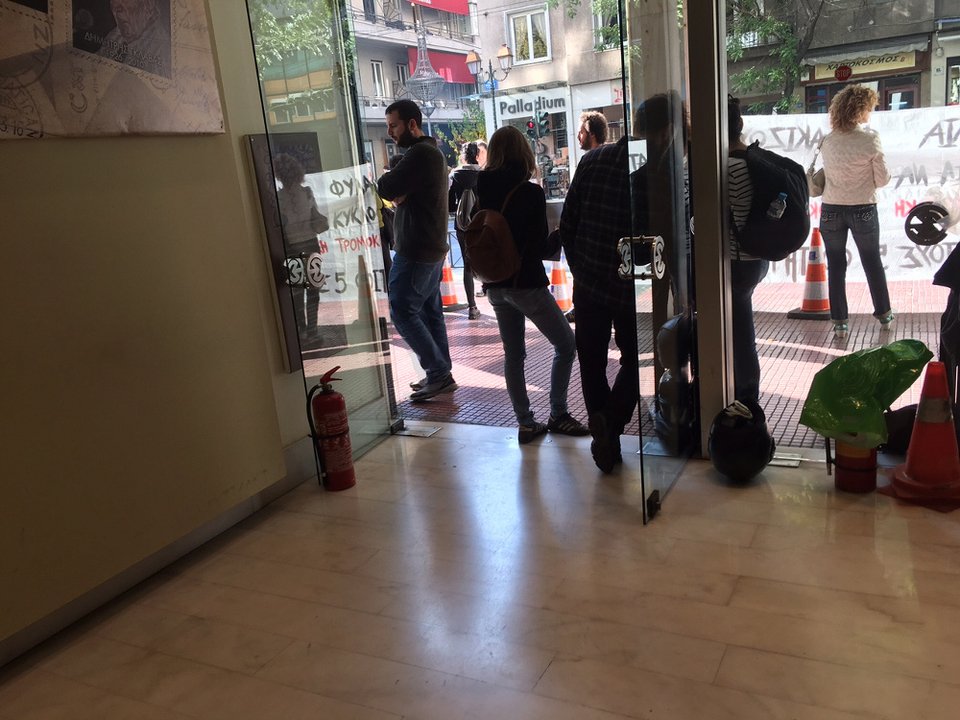 Κατάληψη στην ΕΣΗΕΑ - Φίλοι των φοιτητών που μετείχαν στα επεισόδια του Μιλάνου | iefimerida.gr 1