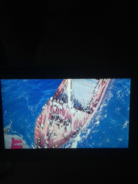 Μάχη με τα κύματα για τη διάσωση 700 μεταναστών στην Κρήτη –Στο ακυβέρνητο πλοίο υπάρχουν και ένοπλοι [εικόνες] | iefimerida.gr 4