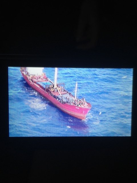 Μάχη με τα κύματα για τη διάσωση 700 μεταναστών στην Κρήτη –Στο ακυβέρνητο πλοίο υπάρχουν και ένοπλοι [εικόνες] | iefimerida.gr 6