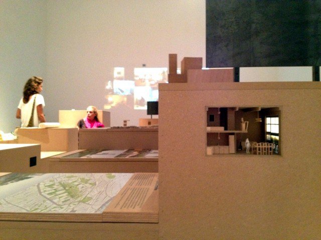 Που κοιμούνται οι Αθηναίοι; - Η έκθεση Bedrooms κρυφοκοιτά 24 Αθηναϊκές κρεβατοκάμαρες και τις κάνει μακέτες [εικόνες]  | iefimerida.gr 4