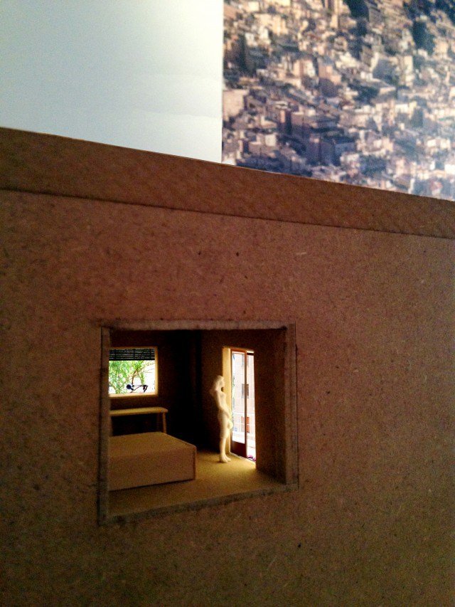 Που κοιμούνται οι Αθηναίοι; - Η έκθεση Bedrooms κρυφοκοιτά 24 Αθηναϊκές κρεβατοκάμαρες και τις κάνει μακέτες [εικόνες]  | iefimerida.gr 0