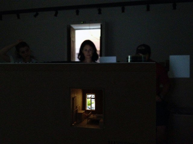 Που κοιμούνται οι Αθηναίοι; - Η έκθεση Bedrooms κρυφοκοιτά 24 Αθηναϊκές κρεβατοκάμαρες και τις κάνει μακέτες [εικόνες]  | iefimerida.gr 5