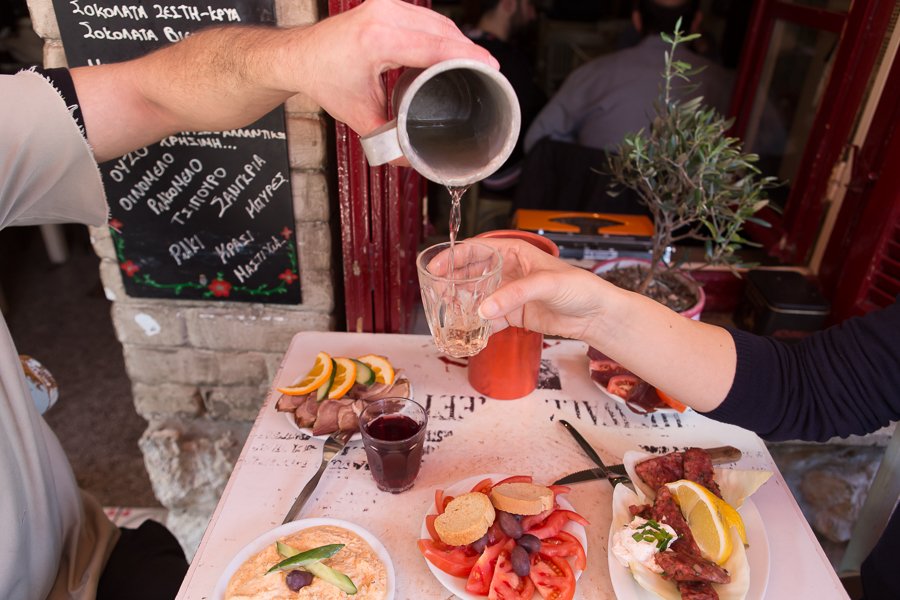 Χρησιμοπωλείον: Μεζέδες και ουζάκια – Εκεί που τα κέρματα έχουν αξία [εικόνες]    | iefimerida.gr 2