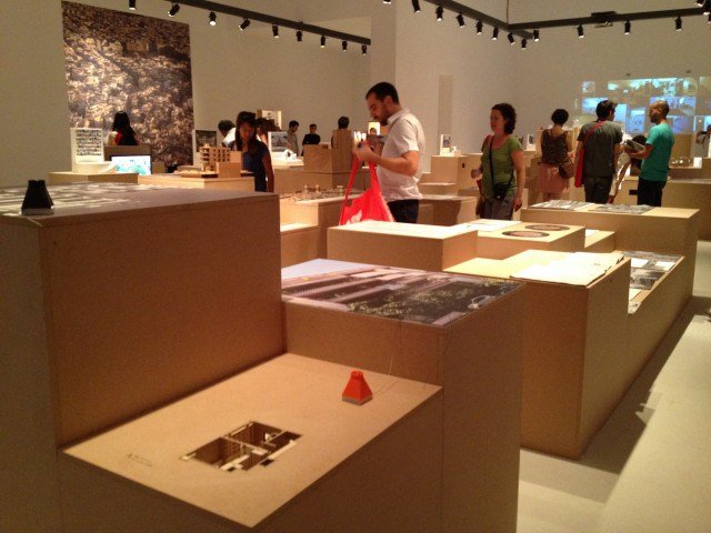 Που κοιμούνται οι Αθηναίοι; - Η έκθεση Bedrooms κρυφοκοιτά 24 Αθηναϊκές κρεβατοκάμαρες και τις κάνει μακέτες [εικόνες]  | iefimerida.gr 3