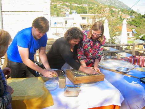 Ριάλιτι στο γεφύρι της Αρτας -Βρετανοί έκαναν δοκιμασίες με τσίπουρο, κάστανα και τηγανίτες [εικόνες] | iefimerida.gr 3