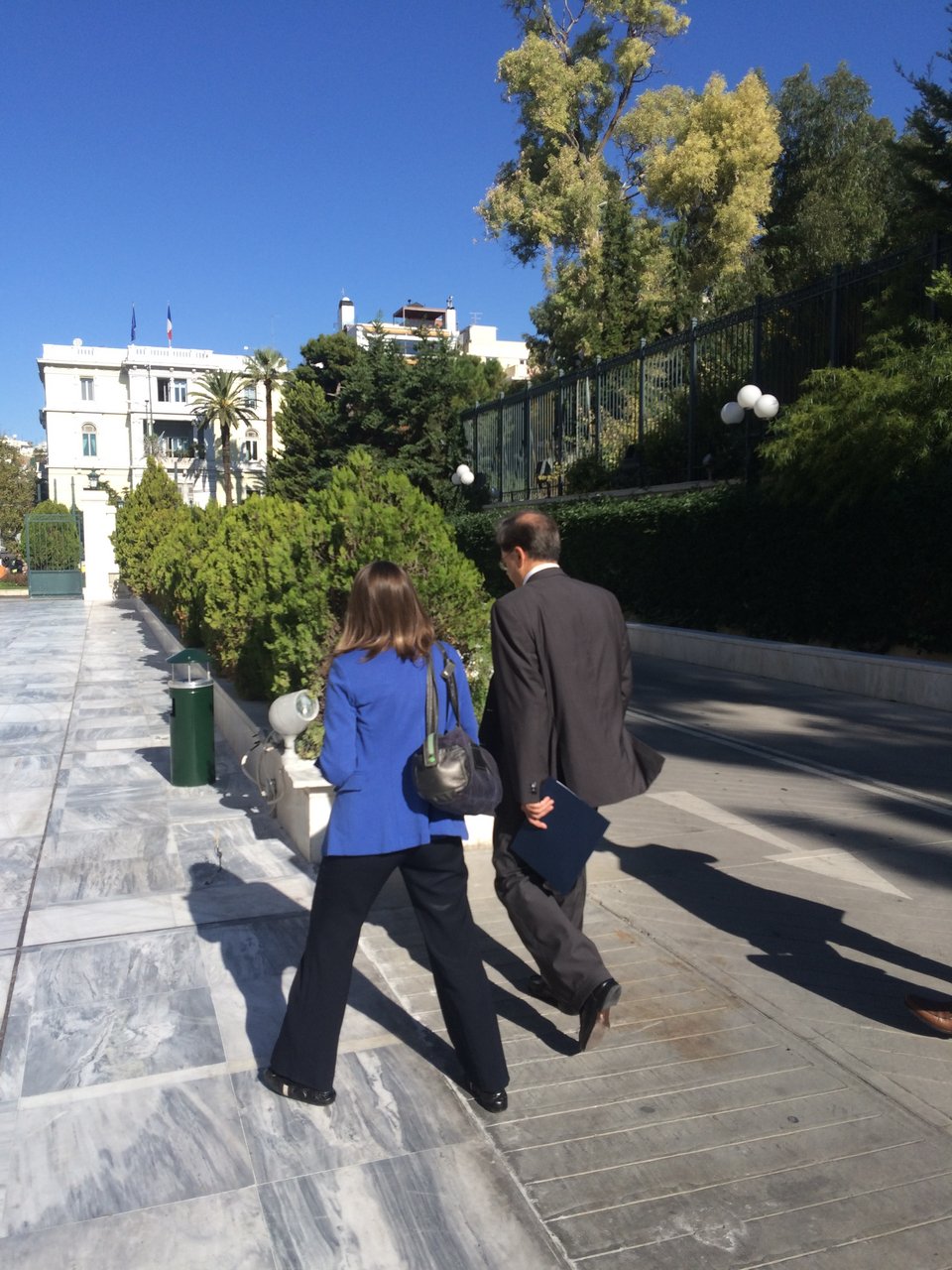 Σκασμένος ο Χαρδούβελης: Παράτησε το αυτοκίνητο και πήγε βόλτα με τα πόδια  [εικόνες] | iefimerida.gr 1